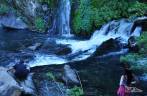 Turistas visitam a Cascata Escondida, perto de El Bolsón, na Argentina